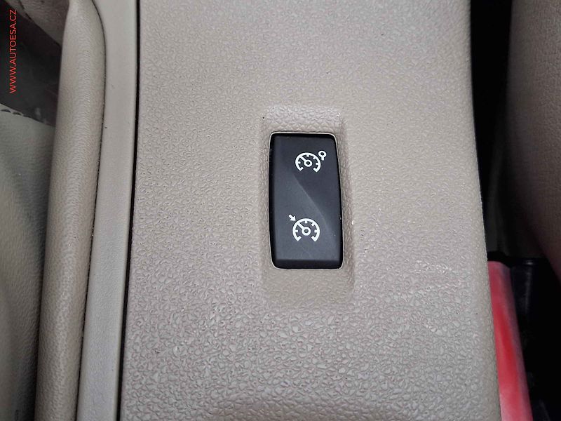 Renault Fluence (2010) 1.6 i, ČR, autoAC, temp. - fotka 16 z 19