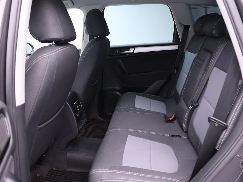 Volkswagen Touareg 3,0 TDI 150kW V6 CZ - fotka 16 z 39