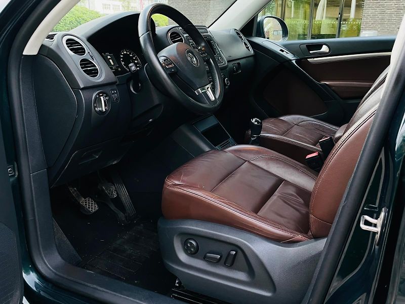 Volkswagen Tiguan 2.0TDI MANUÁL SENZORY 1MAJITEL - fotka 25 z 49