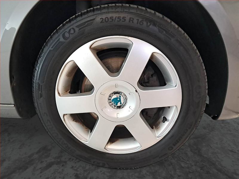 Volkswagen Touran (2011) 1.4 TSI, 7 míst, Serv.kniha - fotka 14 z 21