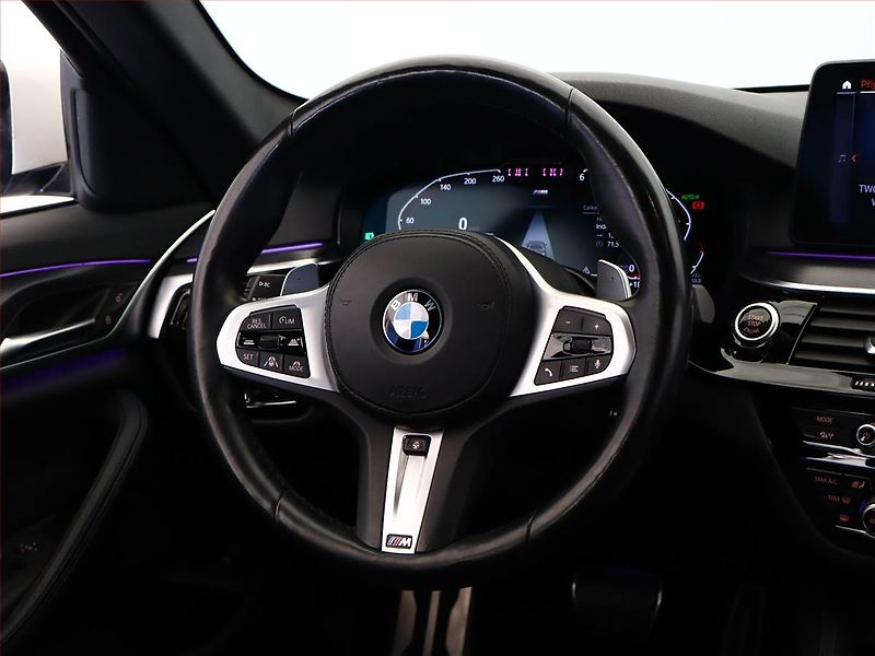 BMW Řada 5 (2021) M Sport 530d xDrive - fotka 21 z 21