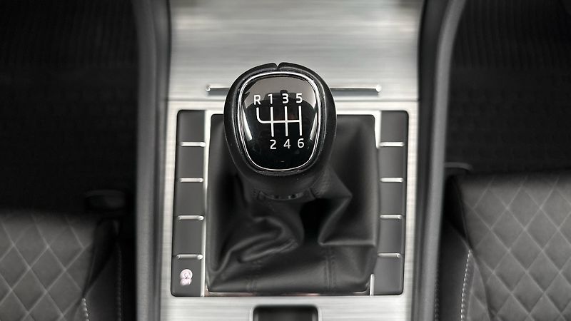 Škoda Superb 2.0 TDI Ambition Combi - fotka 22 z 25