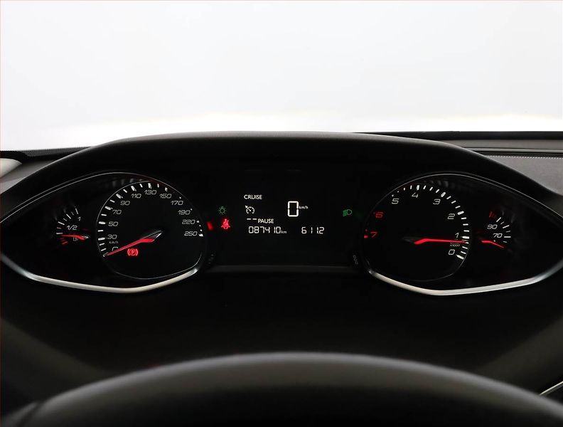 Peugeot 308 (2015) 1.2 e-THP, Serv.kniha, Navi - fotka 9 z 19
