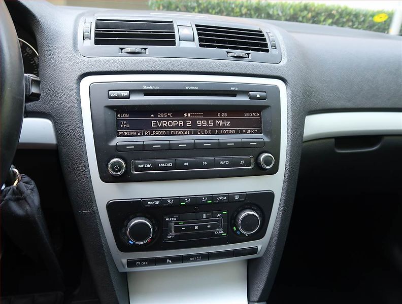 Škoda Octavia (2010) 1.6 TDI, Serv.kniha, Xenony - fotka 12 z 18