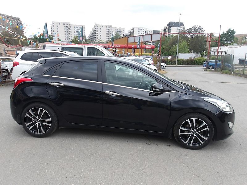Hyundai i30 1,6CRDi  Automat!! 2 x kola! - fotka 7 z 34