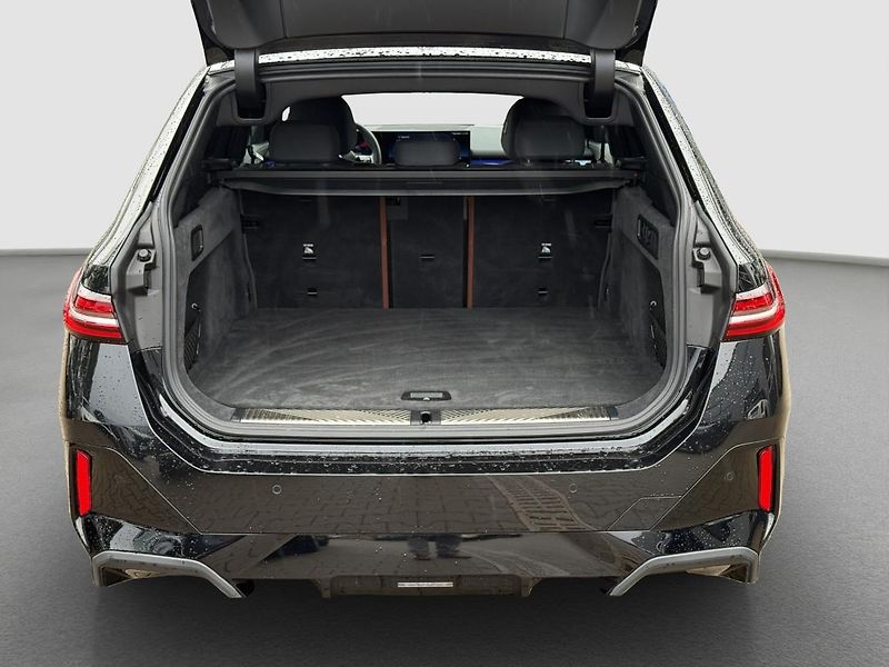BMW i5 xDrive40 Touring - fotka 15 z 16
