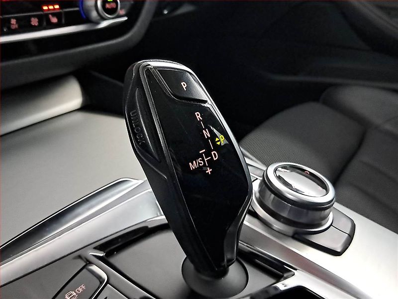 BMW Řada 5 (2017) 520d, Automat, Kůže, Navi - fotka 13 z 26