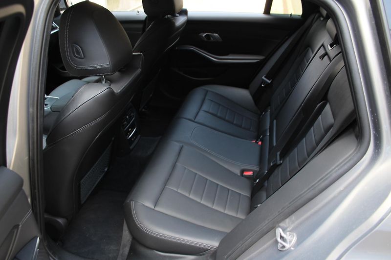 BMW Řada 3 330e xDrive Touring - fotka 19 z 23