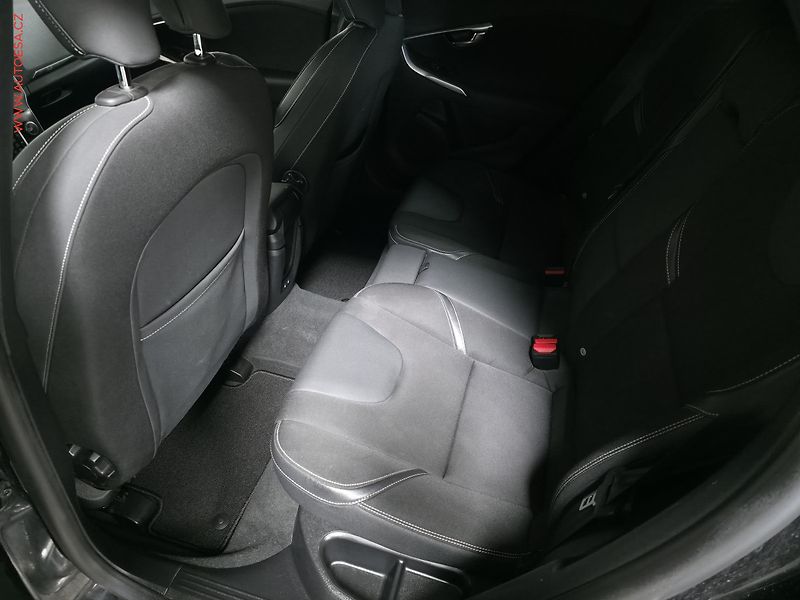Volvo V40 (2015) 2.0d, Xenon, AC - fotka 10 z 16