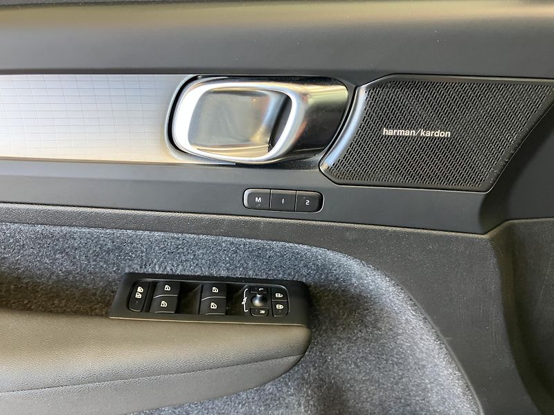 Volvo XC40 B3 FWD Plus Dark AT7  - fotka 19 z 38