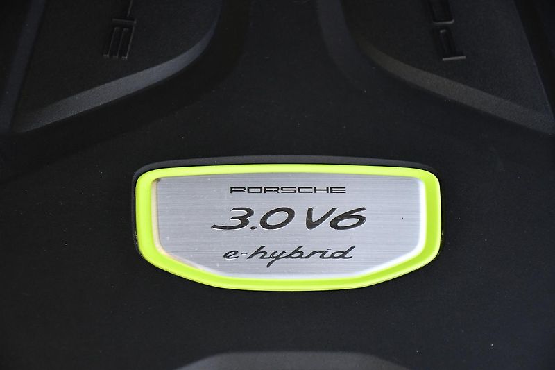 Porsche Cayenne 3.0E-REZERVACE - fotka 49 z 50