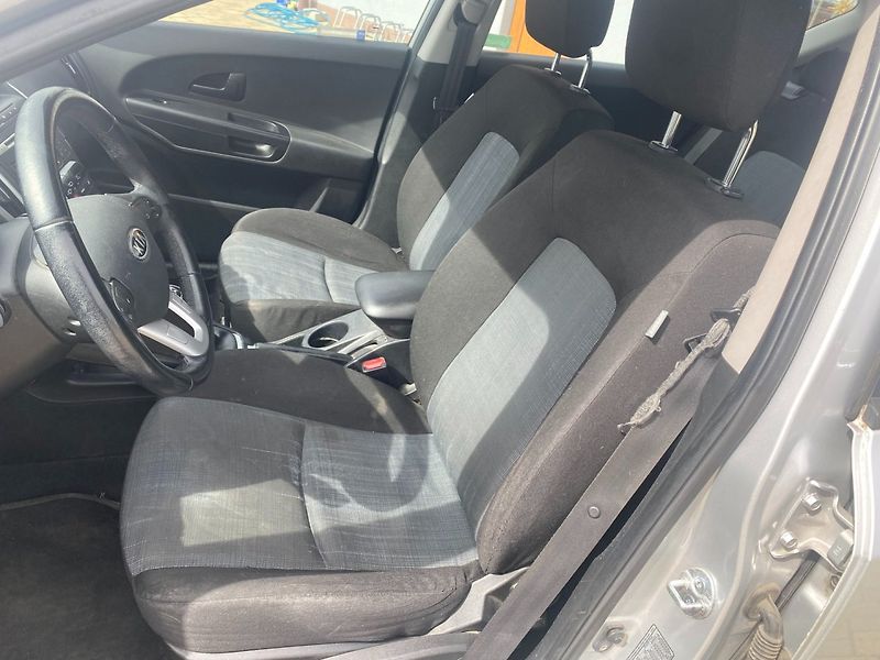 Kia Ceed (2010) 1.4  ČR - fotka 11 z 16