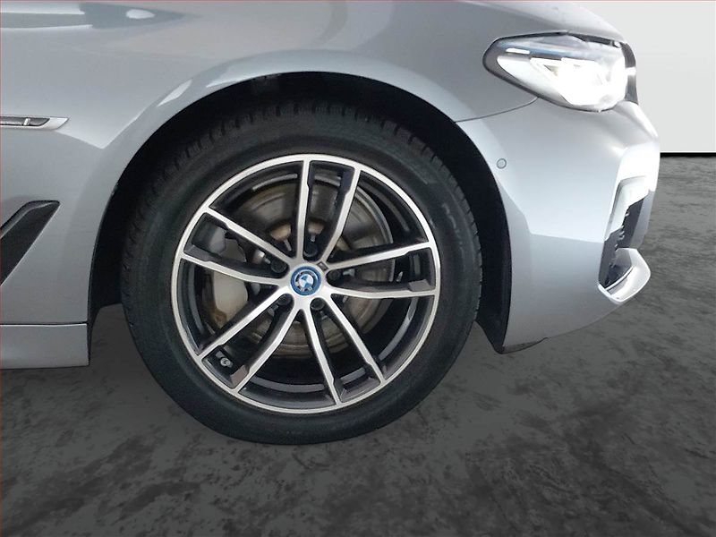 BMW Řada 5 (2021) M Sport 530e - fotka 15 z 22