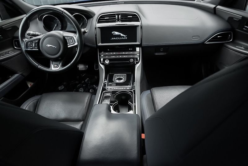 Jaguar XE S SUPERCHARGED DPH - fotka 25 z 33