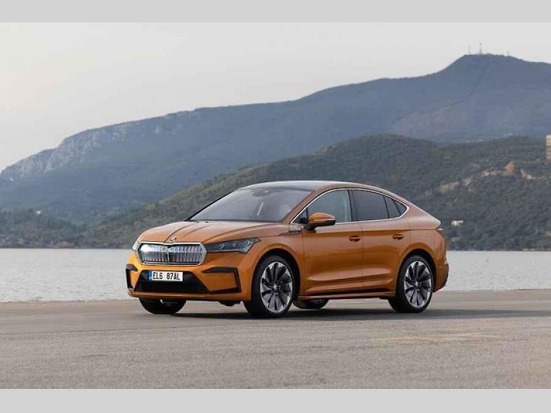 Plně elektrické SUV Škoda Enyaq Coupé iV (na snímku) se představilo v roce 2022 a vzbudilo u zákazníků velký zájem. Automobilka zrychluje svoji elektrickou ofenzivu: do roku 2026 představí tři zcela nové elektrické modely a další budou následovat.