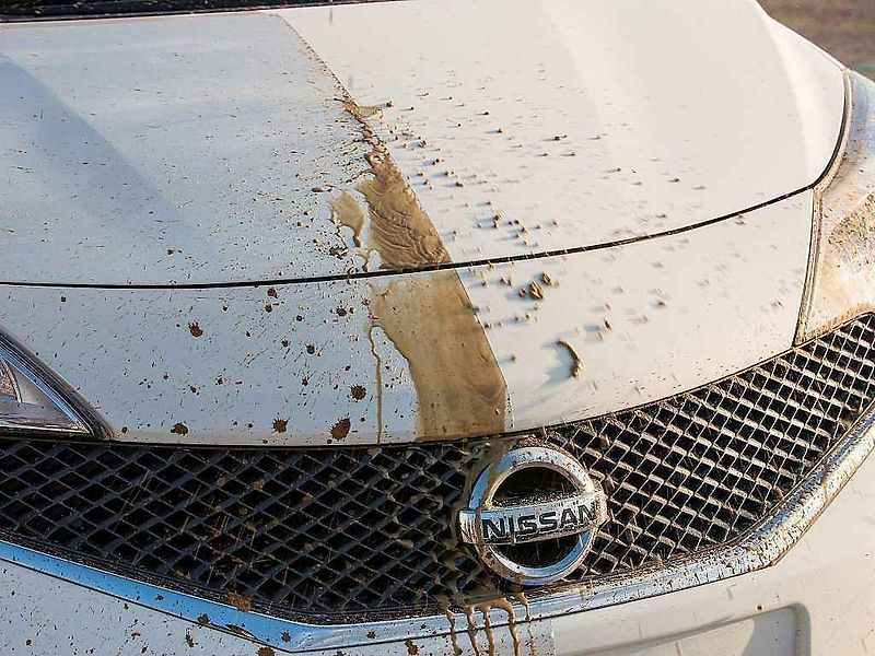 Nissan vyvinul prototyp vozu s nanolakem, který odpuzuje špínu.