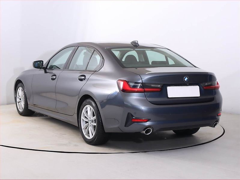 BMW Řada 3 (2019) 320 d xDrive - fotka 4 z 21
