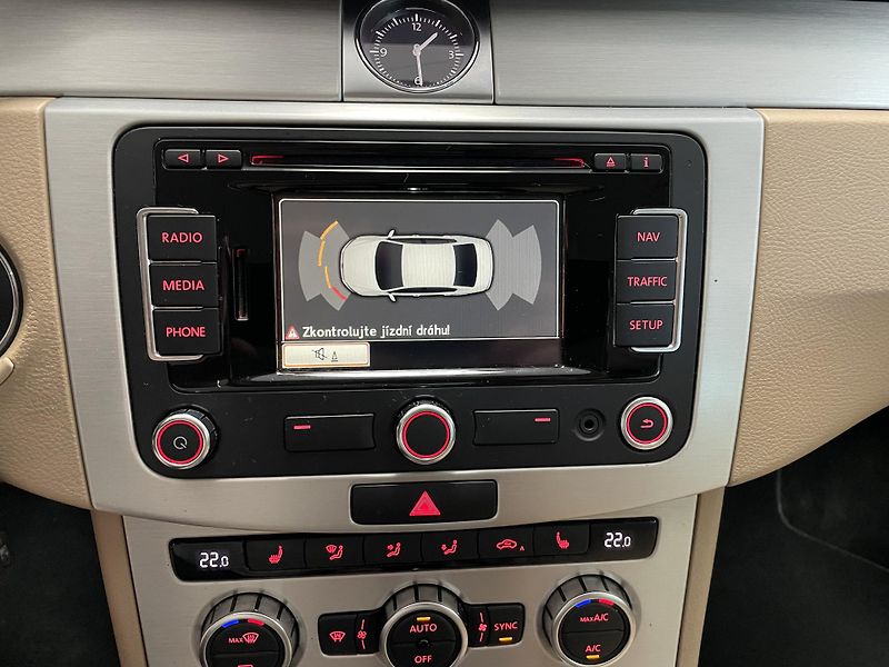 Volkswagen Passat 2.0 TDi 4x4 ČR 6M NAVI XENON - fotka 25 z 27