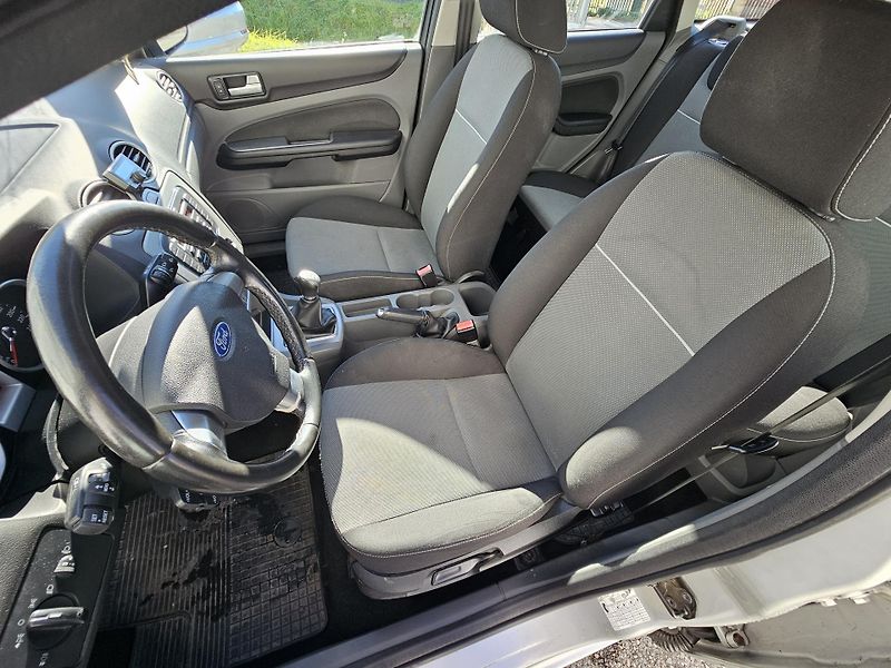 Ford Focus (2011) 1.6i, KLIMA - fotka 16 z 19