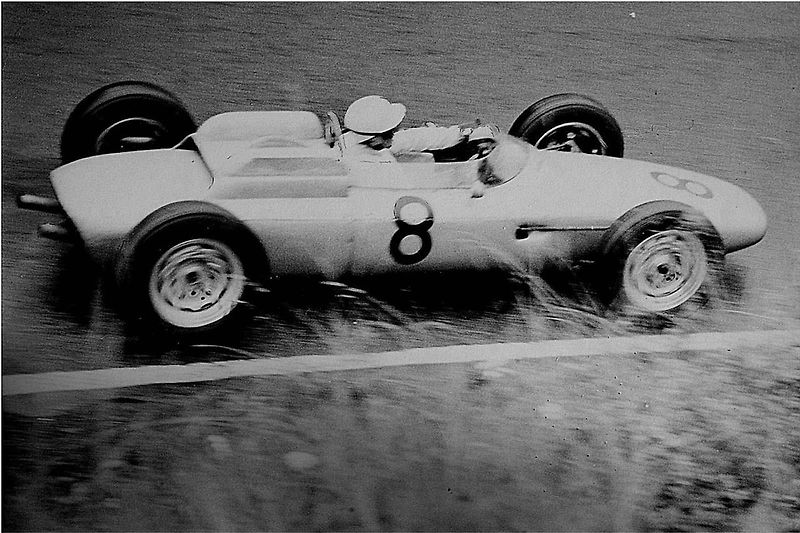 Švédský závodní jezdec Joakim Bonnier v kokpitu vozu F1 Maserati v roce 1966.