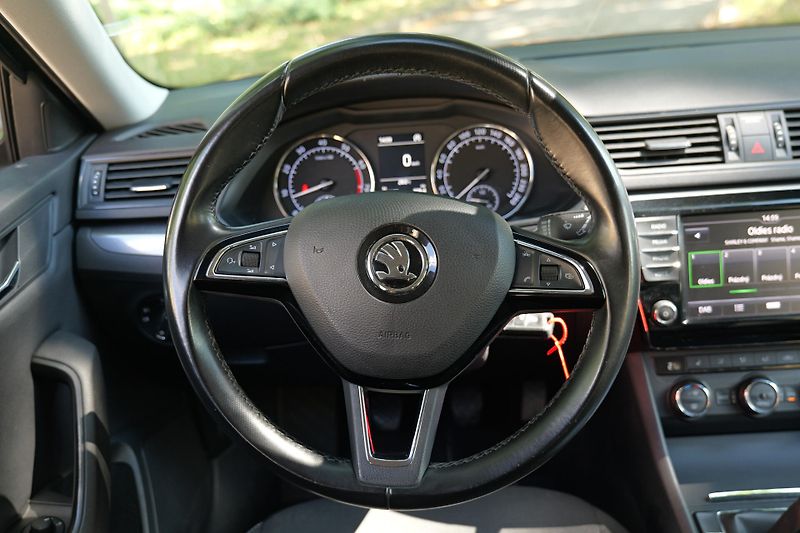 Škoda Superb 1.4 TSI Smartlink DAB PDC - fotka 15 z 28