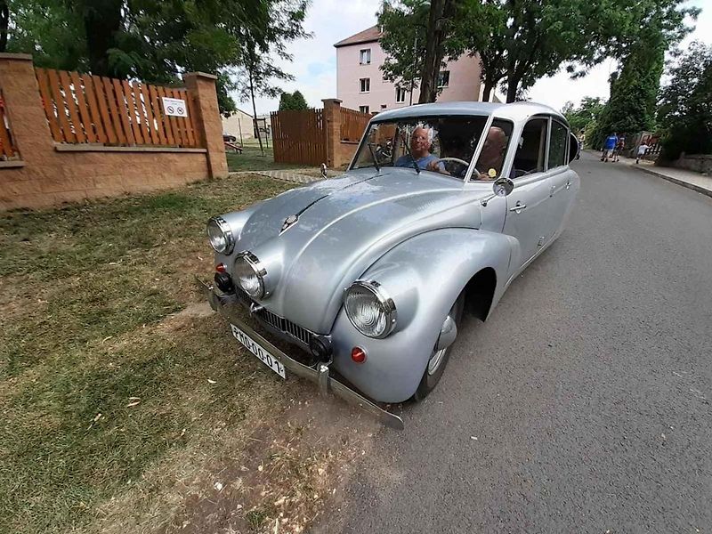 Do Hříškova dorazil na jubilejní veteránský sraz rekordní počet vozidel.