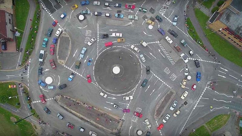 „Kouzelný kruhový objezd“ v anglickém městě Swindon.