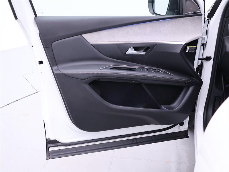 Peugeot 3008 GT 1,6 PureTech 133kW Automat - fotka 12 z 46