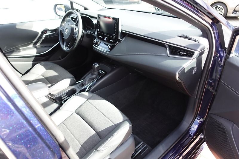 Toyota Corolla 2.0 HEV Comfort Style Tech TS - fotka 12 z 31