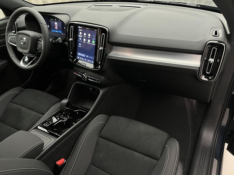 Volvo XC40 (2026) B4 ULTRA DARK AUT - fotka 17 z 43