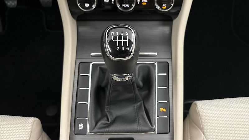 Škoda Superb 2.0 TDI Style Combi - fotka 22 z 25