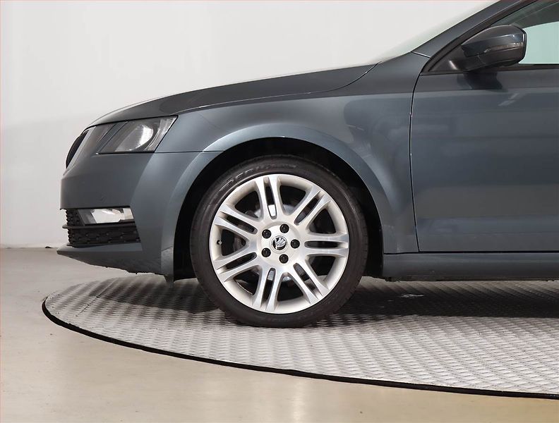 Škoda Octavia (2018) 1.0 TSI, Navi, Tempomat - fotka 15 z 23