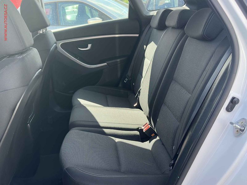 Hyundai i30 (2017) 1.6 GDI, 2.maj,ČR, servis - fotka 10 z 18