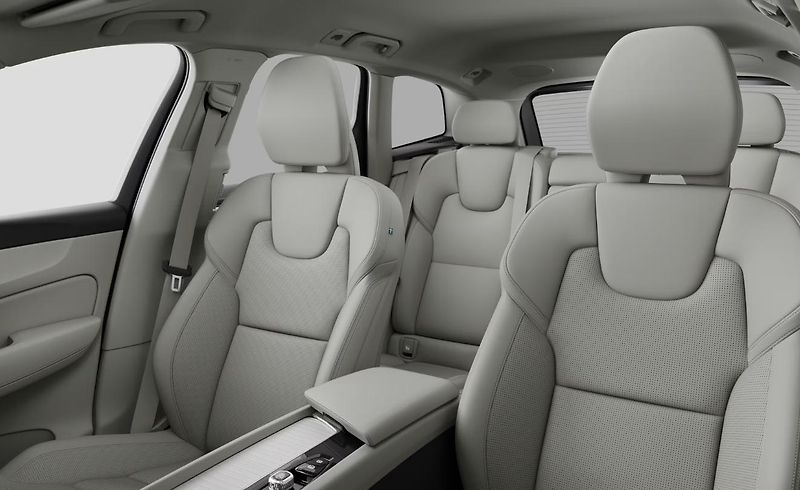 Volvo XC60 (2026) B5 AWD PLUS DARK - fotka 11 z 15