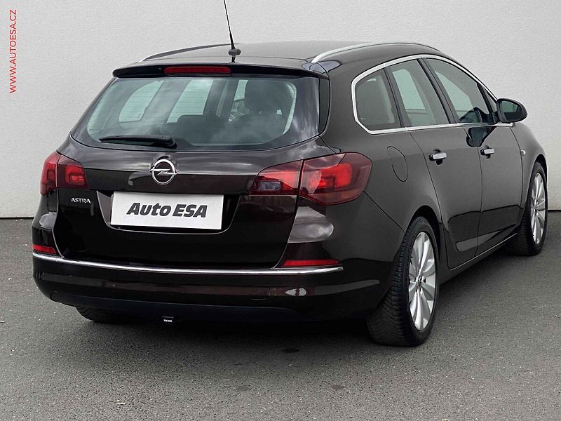 Opel Astra (2013) 1.6i, Innovation, temp. - fotka 4 z 15