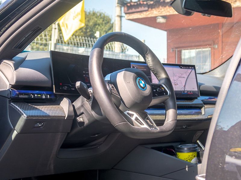 BMW Řada 5 (2025) ČR 550e xDrive - fotka 11 z 41