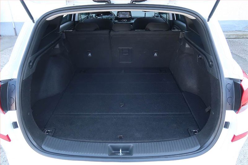Hyundai i30 (2023) 1.5 DPI, Tempomat - fotka 14 z 20