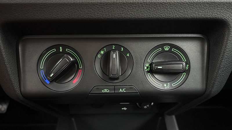 Škoda Fabia 1.0 TSI Ambition Combi - fotka 13 z 24