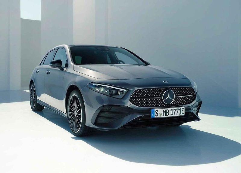 Nejmenší Mercedes je i po modernizaci k dispozici s karosériemi sedan a hatchback