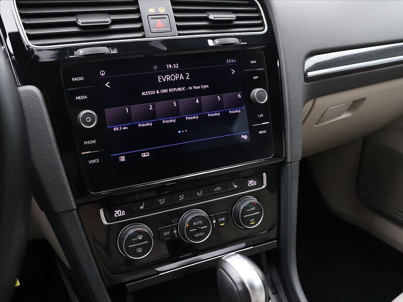 Volkswagen Golf 1,4 TSI 92kW DSG Highline - fotka 21 z 32