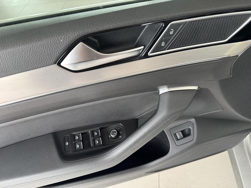 Volkswagen Passat 2,0TDI DSG*Highline*REZERVACE! - fotka 26 z 32