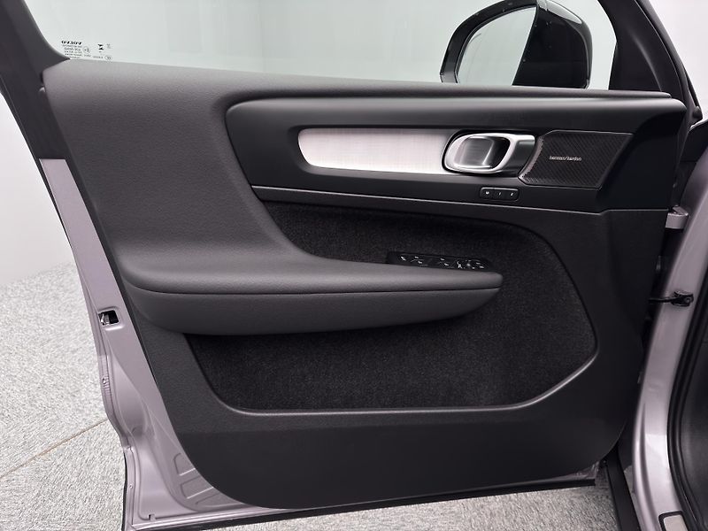 Volvo XC40 B4 DARK PLUS CZ 1.maj - fotka 19 z 47