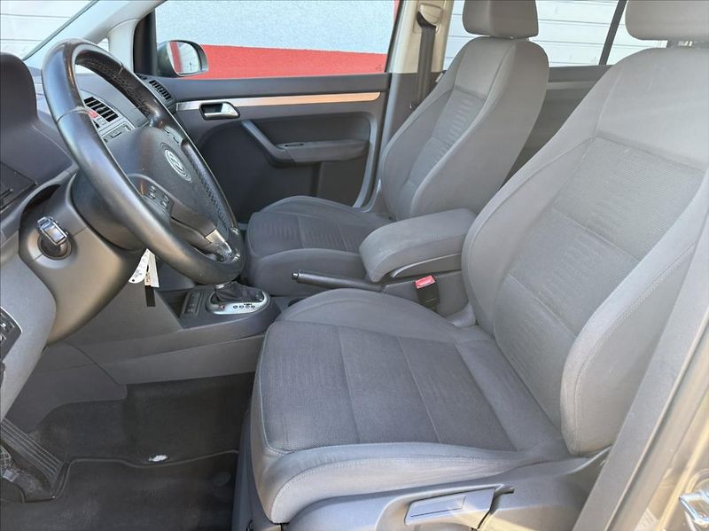 Volkswagen Touran 2,0 TDi DSG highline 7-míst - fotka 6 z 18
