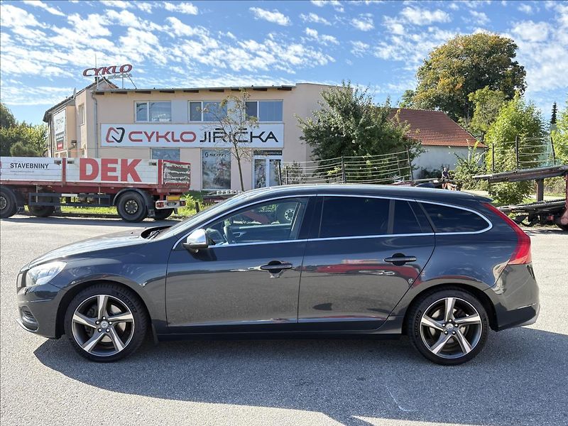 Volvo V60 2,4 D5 R-Design,AT,AWD,Xen,Výb - fotka 39 z 41