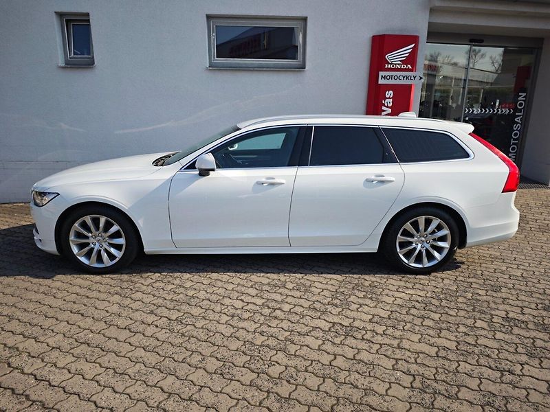 Volvo V90 (2019) 2.0 D4 Momentum 140kW 8AT - fotka 42 z 43