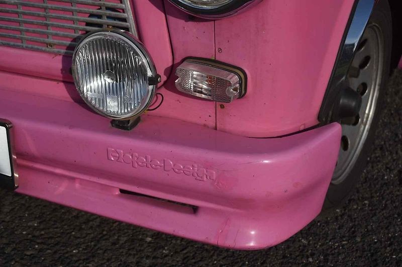 Trabant Cabrio, zejména v takovéto růžové barvě, budí zaslouženou pozornost.