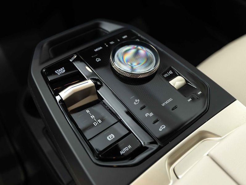 BMW iX xDrive50 - fotka 16 z 22