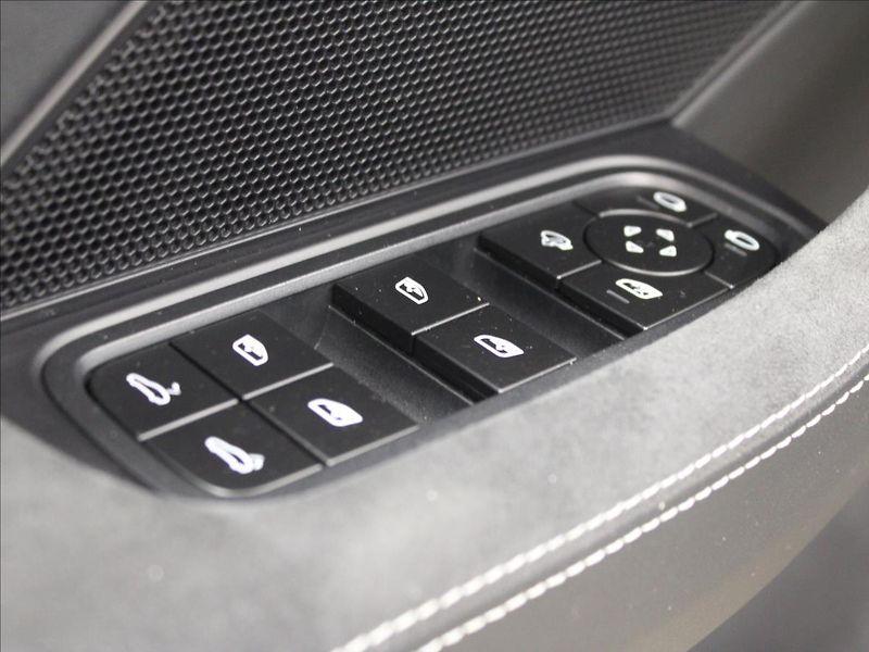 Porsche Panamera 4,0 GTS 368 kW zánovní stav - fotka 15 z 36