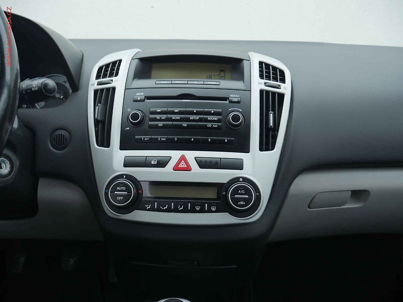 Kia Ceed (2008) 1.6CVVT, ČR, AC, TZ - fotka 19 z 21