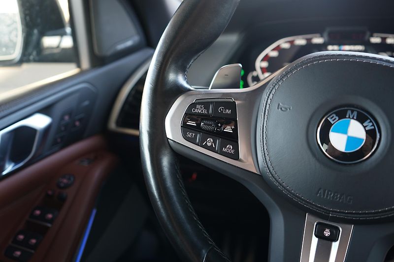 BMW X5 (2022) BMW X5 M50i - fotka 24 z 50